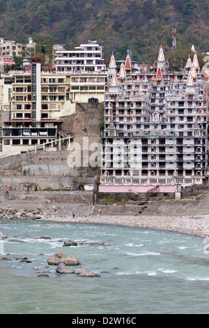 L'Inde, Rishikesh. Hôtels, des ashrams, et maisons d'hôtes sur les bords du Gange (Ganga) Rivière. Banque D'Images