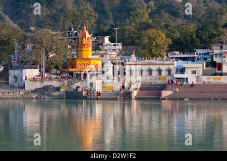 L'Inde, Rishikesh. Rive nord du Gange (Ganga) et Temple Hindou. Banque D'Images