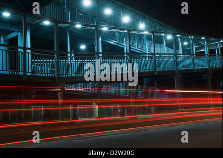 Passerelle éclairée la nuit, la Route Nationale 8, Gurgaon, Haryana, Inde Banque D'Images