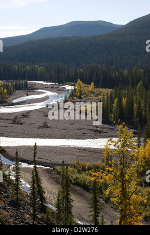 Le nord de rivière Ram, dans la bordure orientale des Rocheuses canadiennes, le centre de l'Alberta, Canada. Banque D'Images