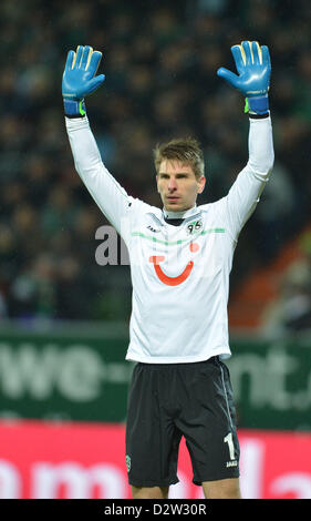 Ron-Robert Zieler gardien du Hanovre détient ses mains en l'attendant un coin ball au cours de la Bundesliga match de football entre le Werder Brême et Hanovre 96 à Brême, Allemagne, 1 février 2013. Photo : Carmen Jaspersen Banque D'Images