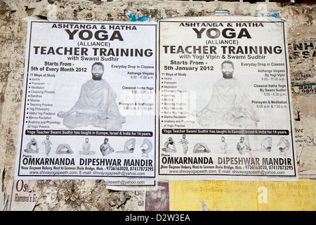 L'Inde, Rishikesh. Publicité pour des cours de yoga. Banque D'Images