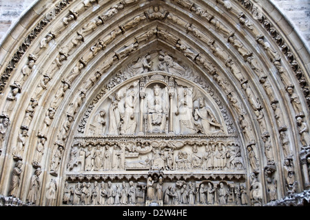 Le jugement dernier portail sur la façade ouest de la cathédrale Notre Dame de Paris - Paris, France Banque D'Images