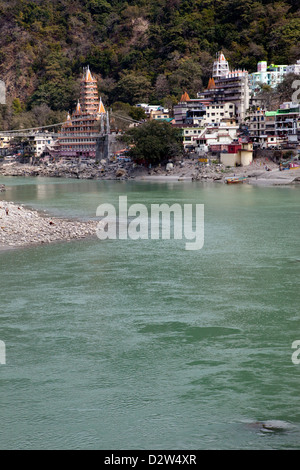 L'Inde, Rishikesh, Gange (Ganga). Tera Manzil temple hindou sur la gauche. Banque D'Images