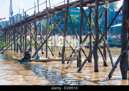 Les femmes sur bateau Vietnam à Kampong Chhnang sur Tonie Sap Banque D'Images