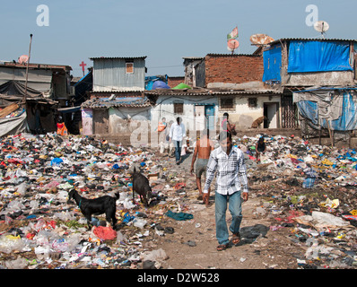 Mumbai dump ( Bombay ) bidonville près de Colaba et World Trade Center l'Inde Banque D'Images