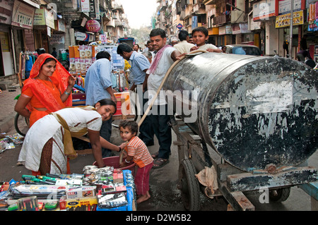 Fort de Mumbai ( Bombay ) l'Inde de l'eau potable de la rue du marché Banque D'Images