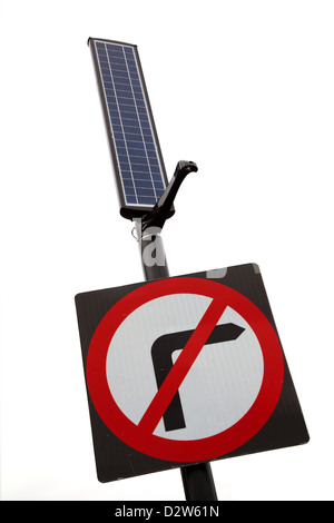 Non-Droit-tour street sign avec panneau solaire pour l'éclairage Banque D'Images