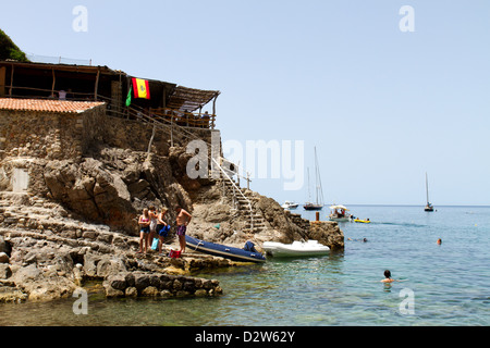 Le restaurant de poissons par la plage de roocky Deya, Majorque. Banque D'Images