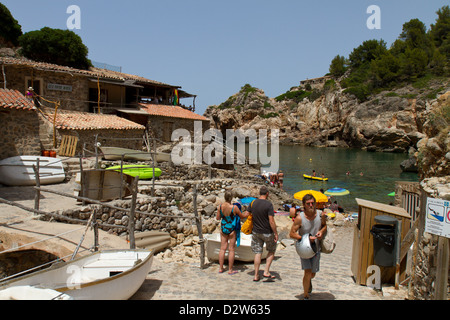 Plage rocheuse de Deya, Majorque. Le restaurant de poissons à la gauche. Banque D'Images