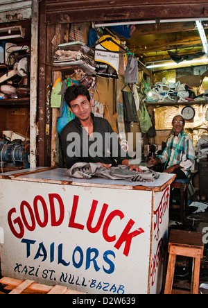 Bonne chance de tailleurs de vêtements sur mesure Mumbai ( Bombay ) l'Inde près de Crawford Market Banque D'Images