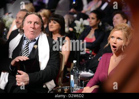 L'acteur français Gérard Depardieu parle à l'actrice allemande Veronica Ferres durant la 8ème opéra Semper Ball dans Dredsen 2013, Allemagne, 1 février 2013. La balle d'opéra a lieu sous la devise 'Dresden verzaubert'. Dresde enchanteur). Phto : Jens Kalaene Banque D'Images