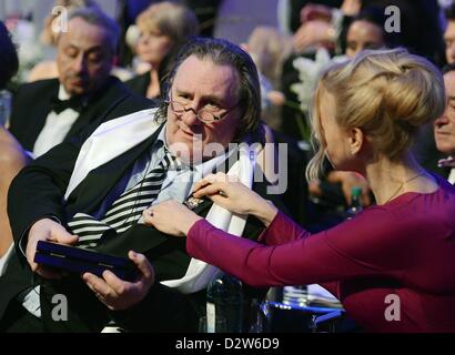 L'acteur français Gérard Depardieu parle à l'actrice allemande Veronica Ferres durant la 8ème opéra Semper Ball dans Dredsen 2013, Allemagne, 1 février 2013. La balle d'opéra a lieu sous la devise 'Dresden verzaubert'. Dresde enchanteur). Phto : Jens Kalaene Banque D'Images