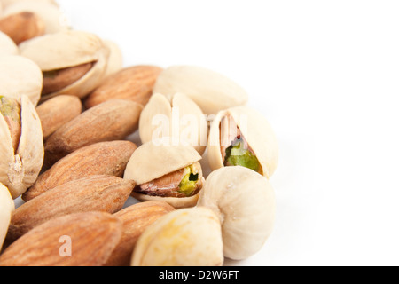 Close-up les Amandes et pistaches sur un fond blanc. Banque D'Images