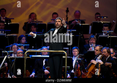 Opéra orchestre Asher Fisch mène son orchestre et les invités sur scène lors de la 8e balle 2013 Opéra Semper de Dresde, Allemagne, 1 février 2013. La balle d'opéra a lieu sous la devise 'Dresden verzaubert'. Dresde enchanteur). Photo : Arno Burgi Banque D'Images