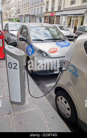 Pininfarina voiture bleue à Paris station de charge Banque D'Images