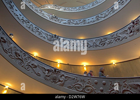 Jusqu'à la tristement célèbre escalier à l'intérieur des Musées du Vatican Banque D'Images