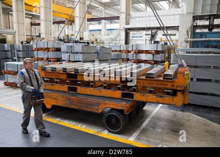 Wolfsburg, Allemagne, l'usine Volkswagen, employés dans la presse boutique Banque D'Images