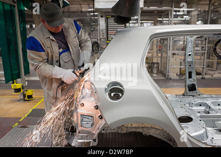 Wolfsburg, Allemagne, l'usine Volkswagen, employés dans le shell fléchit carrosseries Banque D'Images