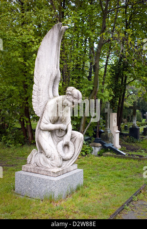 Berlin, Allemagne, en ange sur l'ancien cimetière de la cathédrale de Saint Hedwig parish Banque D'Images