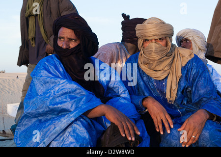 Les hommes touareg hanging out at le Festival au Désert à Tombouctou en 2011. Banque D'Images