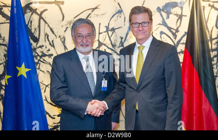 Miniter allemand des affaires étrangères Guido Westerwelle (FDP, R) et le Ministre afghan des affaires étrangères Zalmai Rassoul freet les uns les autres à la 49e Conférence de Munich sur la politique de sécurité à Munich, Allemagne, 02 février 2013. La conférence aura lieu du 01 au 03 février 2013 et sera suivi par quelque 400 participants de 90 pays. Photo : MARC MUELLER/Alamy live news. Banque D'Images