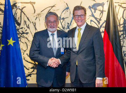 Miniter allemand des affaires étrangères Guido Westerwelle (FDP, R) et le Ministre afghan des affaires étrangères Zalmai Rassoul freet les uns les autres à la 49e Conférence de Munich sur la politique de sécurité à Munich, Allemagne, 02 février 2013. La conférence aura lieu du 01 au 03 février 2013 et sera suivi par quelque 400 participants de 90 pays. Photo : MARC MUELLER/Alamy live news. Banque D'Images