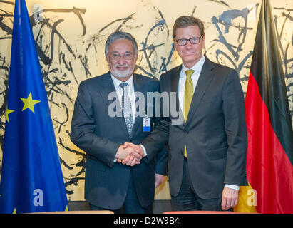 Miniter allemand des affaires étrangères Guido Westerwelle (FDP, R) et le Ministre afghan des affaires étrangères Zalmai Rassoul freet les uns les autres à la 49e Conférence de Munich sur la politique de sécurité à Munich, Allemagne, 02 février 2013. La conférence aura lieu du 01 au 03 février 2013 et sera suivi par quelque 400 participants de 90 pays. Photo : MARC MUELLER/Alamy live news. Banque D'Images