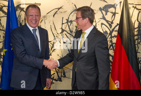 Miniter allemand des affaires étrangères Guido Westerwelle (FDP, R) et le Ministre russe des affaires étrangères Sergey Lavrov saluent à la 49e Conférence de Munich sur la politique de sécurité à Munich, Allemagne, 02 février 2013. La conférence aura lieu du 01 au 03 février 2013 et sera suivi par quelque 400 participants de 90 pays. Photo : MARC MUELLER/Alamy live news. Banque D'Images