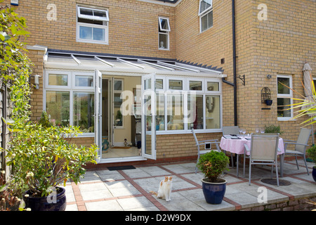 Une maison moderne avec des portes et fenêtres en PVC dans le Bedfordshire, Angleterre Banque D'Images