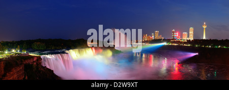Les chutes du Niagara éclairées la nuit le panorama par lumières colorées Banque D'Images