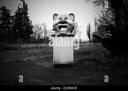 Dans la poubelle du parc d'attractions abandonné Banque D'Images