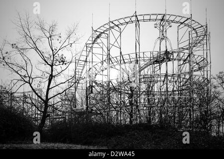 Relations sérieuses in abandonnés juste. Roller Coaster Banque D'Images