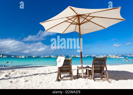 Parasol et chaise longue on tropical beach Banque D'Images