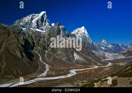 Taboche (6367m) et le Cholatse (6335m) pics dans la vallée près de Dingboche Chola, au Népal. Banque D'Images