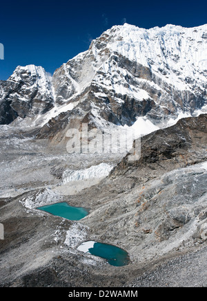 Vue depuis le Kala Patthar (5550m) vers Changri (6027m), dans le parc national de Sagarmatha, région de Khumbu Himal, au Népal. Banque D'Images