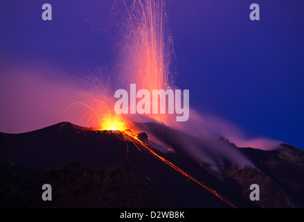 Éruption de lave sur l'île volcanique de Stromboli, en Sicile, Italie. Banque D'Images