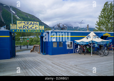 L'accident de train, collection de wagons rénovés de l'Alaska Railroad désormais un centre de Smoke Shop Café, magasin de vélos et Seward, AK Banque D'Images