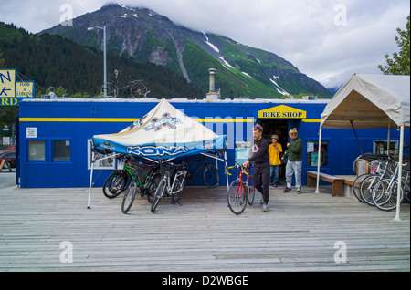 Les touristes de louer des vélos. L'accident de train, collection de wagons rénovés de l'Alaska Railroad désormais un centre de Smoke Shop cafe Banque D'Images