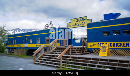 L'accident de train, collection de wagons rénovés de l'Alaska Railroad désormais un centre de Smoke Shop Café, magasin de vélos et Seward, AK Banque D'Images