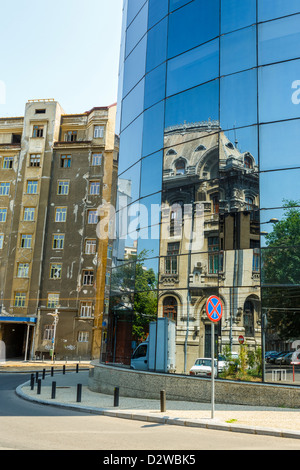 Vieux bâtiment classique réflexions sur façade en verre de la tour d'affaires moderne. Banque D'Images