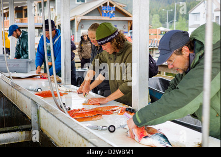 Pêcheur et capitaines de bateau charter nettoyer leurs prises de la journée sur les quais, Seward, Alaska, USA Banque D'Images