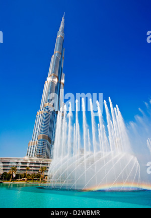 Spectacle de fontaine en face de la tour Burj Khalifa, avec ses 828 mètres de hauteur c'est le plus haut bâtiment au monde, DUBAÏ, ÉMIRATS ARABES UNIS. Banque D'Images