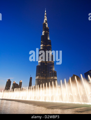 Spectacle de fontaine en face de la tour Burj Khalifa, avec ses 828 mètres de hauteur c'est le plus haut bâtiment au monde, DUBAÏ, ÉMIRATS ARABES UNIS. Banque D'Images