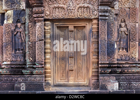 Khmer orné porte en temple de Banteay Srei, 40 km d'Angkor, Cambodge Banque D'Images