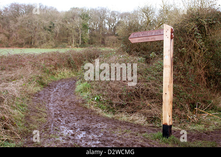 Nouveau sentier public signer diriger les marcheurs jusqu'au sentier boueux de la ligne de fraises de bois du roi. 1er février 2013 Banque D'Images