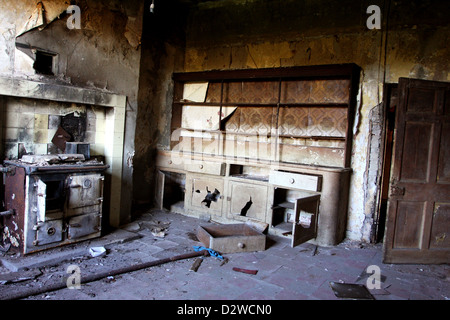 Modèle de cuisine dans une ferme rurale désolé près de Winscombe, Somerset, Angleterre. Février 2013 Banque D'Images