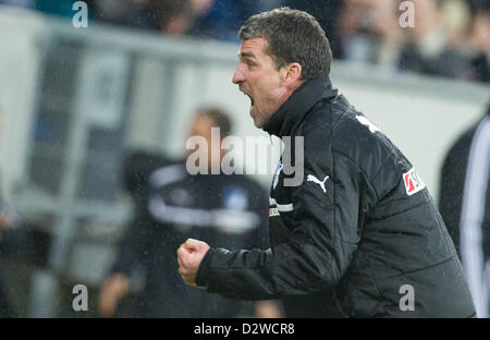 Hoffenheim entraîneur en chef Marco Kurz célèbre la victoire (2-1) de son équipe après le match de football de la Bundesliga entre 1899 Hoffenheim et SC Freiburg à Rhein-Neckar-Arena de Berlin, Allemagne, 02 février 2013. Photo : UWE ANSPACH (ATTENTION : EMBARGO SUR LES CONDITIONS ! Le LDF permet la poursuite de l'utilisation de jusqu'à 15 photos uniquement (pas de photos ou vidéo-sequntial série similaire d'images admis) via internet et les médias en ligne pendant le match (y compris la mi-temps), prises à partir de l'intérieur du stade et/ou avant le début du match. Le LDF permet la libre transmission de l'enregistremen numérisés Banque D'Images