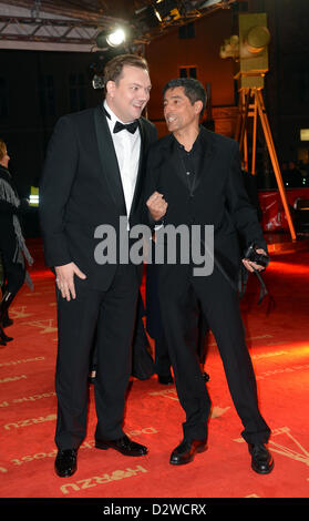 L'acteur allemand Charly Huebner (L) parle à la télé allemande-Ranga Yogeshwar hôte qu'ils arrivent pour la 48e cérémonie de remise des prix de la caméra d'or à Berlin, Allemagne, 2 février 2013. Le prix honore les réalisations exceptionnelles dans la télévision, le cinéma et le divertissement. Photo : Britta Pedersen/dpa  + + +(c) afp - Bildfunk + + + Banque D'Images