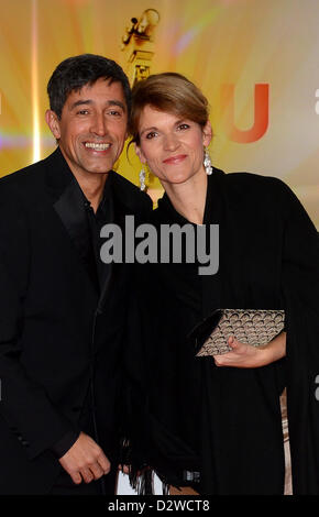 German TV-host Ranga Yogeshwar (L) et son épouse Ursula qu'ils arrivent pour la 48e cérémonie de remise des prix de la caméra d'or à Berlin, Allemagne, 2 février 2013. Le prix honore les réalisations exceptionnelles dans la télévision, le cinéma et le divertissement. Photo : Britta Pedersen/dpa  + + +(c) afp - Bildfunk + + + Banque D'Images